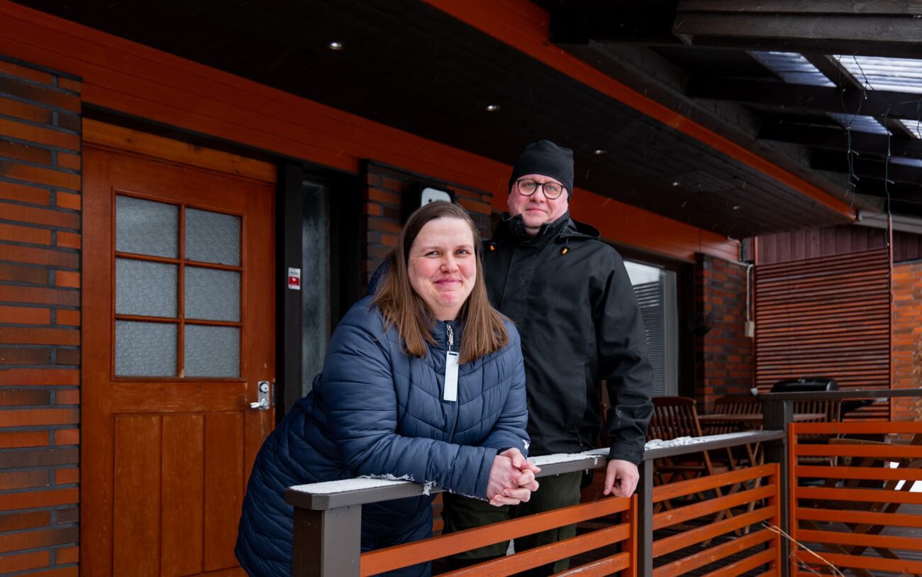MeidänLämpö IISI -kaukolämpöpalvelun hankkinut kempeleläinen pariskunta kotitalonsa terassilla.