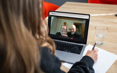 Kempeleläisen taloyhtiön asukkaat videoneuvottelussa kertomassa valokuidun hankinnasta.