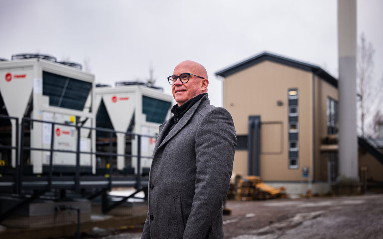 Limingan kunnanjohtaja seisoo kunnan lämpölaitoksen pihassa haastattelua varten.