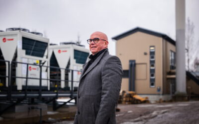 Limingan kunnanjohtaja seisoo kunnan lämpölaitoksen pihassa haastattelua varten.