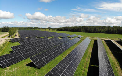 Kuvassa peltoalueelle rakennettu aurinkopuisto.