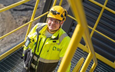 Oulun Seudun Sähkön lämpölaitoshoitaja työasu päällä.