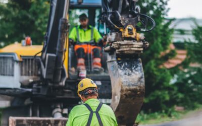 Traktori tekemässä kaivuutöitä valokuitukaapelin asentamiseksi.