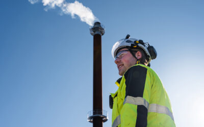 Oulun Seudun Sähkön tuotantopäällikkö seisoo Kempeleen biolämpölaitoksen edessä.