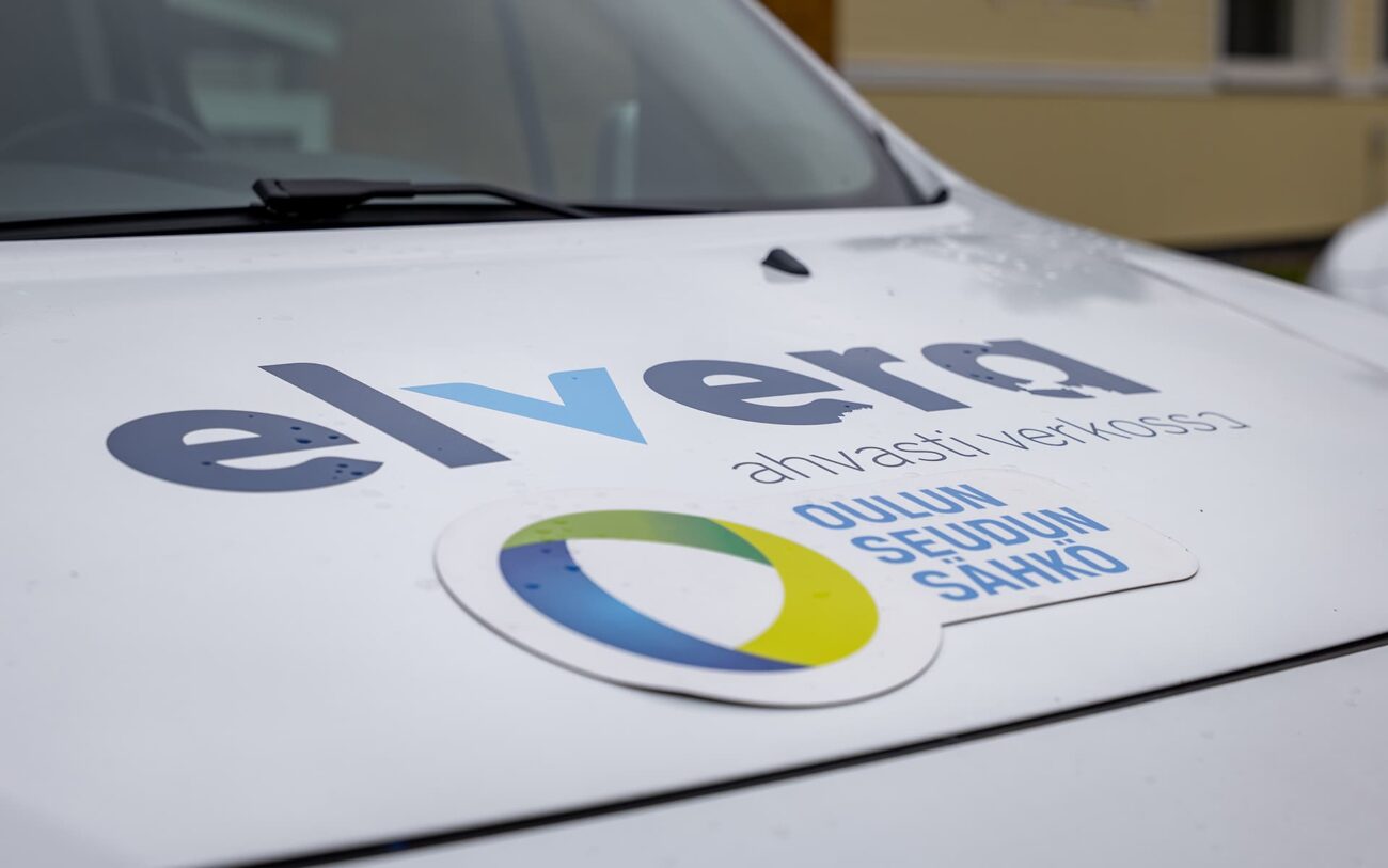 Elveran työauto, jonka keulaan on lisätty Oulun Seudun Sähkön logo.