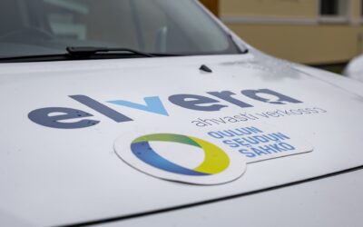 Elveran työauto, jonka keulaan on lisätty Oulun Seudun Sähkön logo.