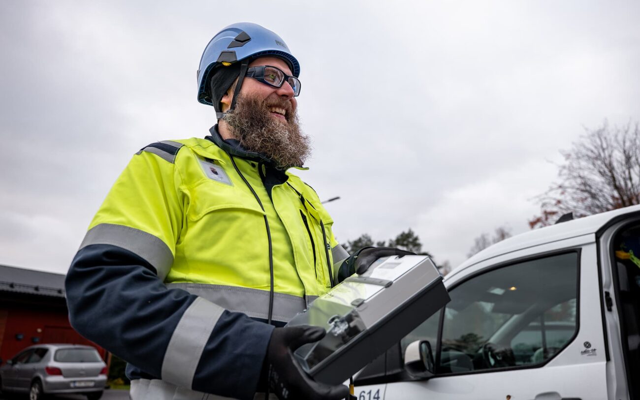 Mittarinvaihtoa kotitalouksille tekevä parrakas työntekijä.