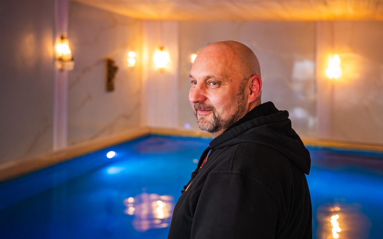 Lakeuden Lähteen yrittäjä haastattelussa kylpylän altaan vierellä.