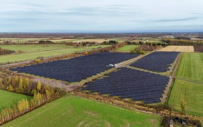 Laajassa ilmakuvassa peltoalueelle rakennettu iso aurinkopuisto.