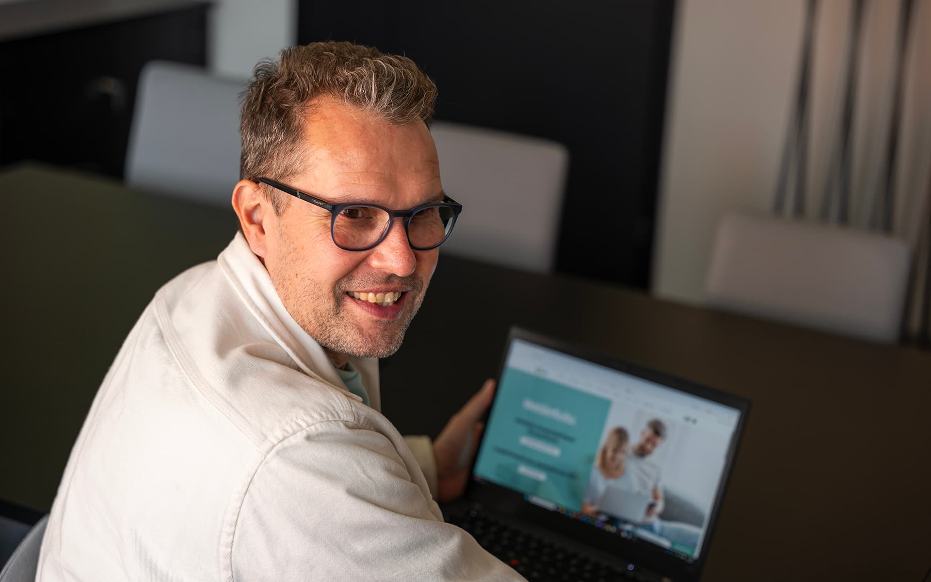 Oulun Seudun Sähkön Matti Kangas neuvotteluhuoneessa tutkimassa valokuitu verkkosivuja kannettavalla tietokoneella.