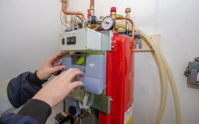 Työntekijä tekemässä kaukolämpölaitteiden kuntotarkastusta.