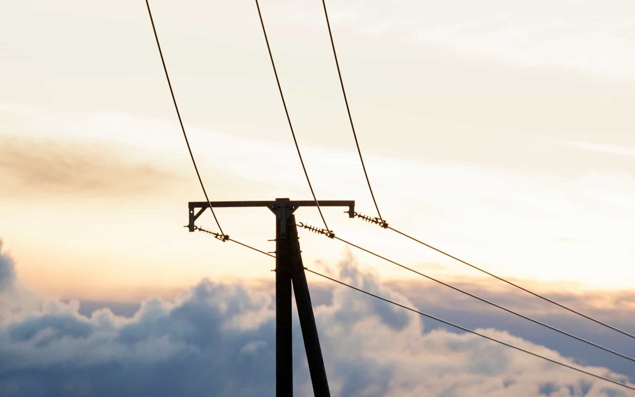Kuvassa sähkölinjat auringonlaskussa.