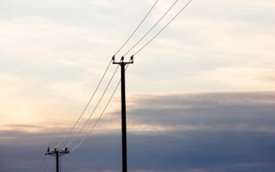 Kuvassa sähkölinjat auringonlaskussa.
