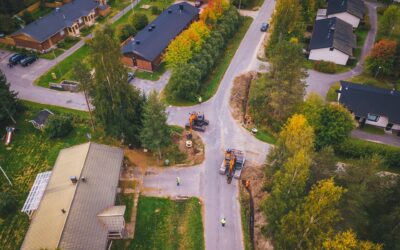 Kaksi traktoria rivitalo alueella valokuidun kaivuutöissä.