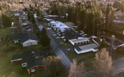 Rivitalo taloyhtiö keväisissä maisemissa.