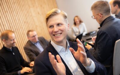 Oulun Seudun Sähkön toimitusjohtaja Tommi Kantola hymyilee kokouksessa.