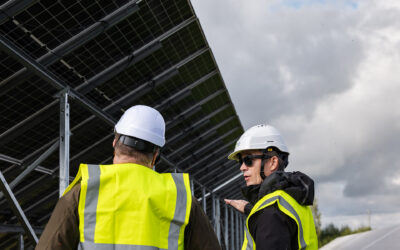 Limingan Ruotsinojan aurinkopuiston avajaisvieraat tutkimassa aurinkopaneeleja.