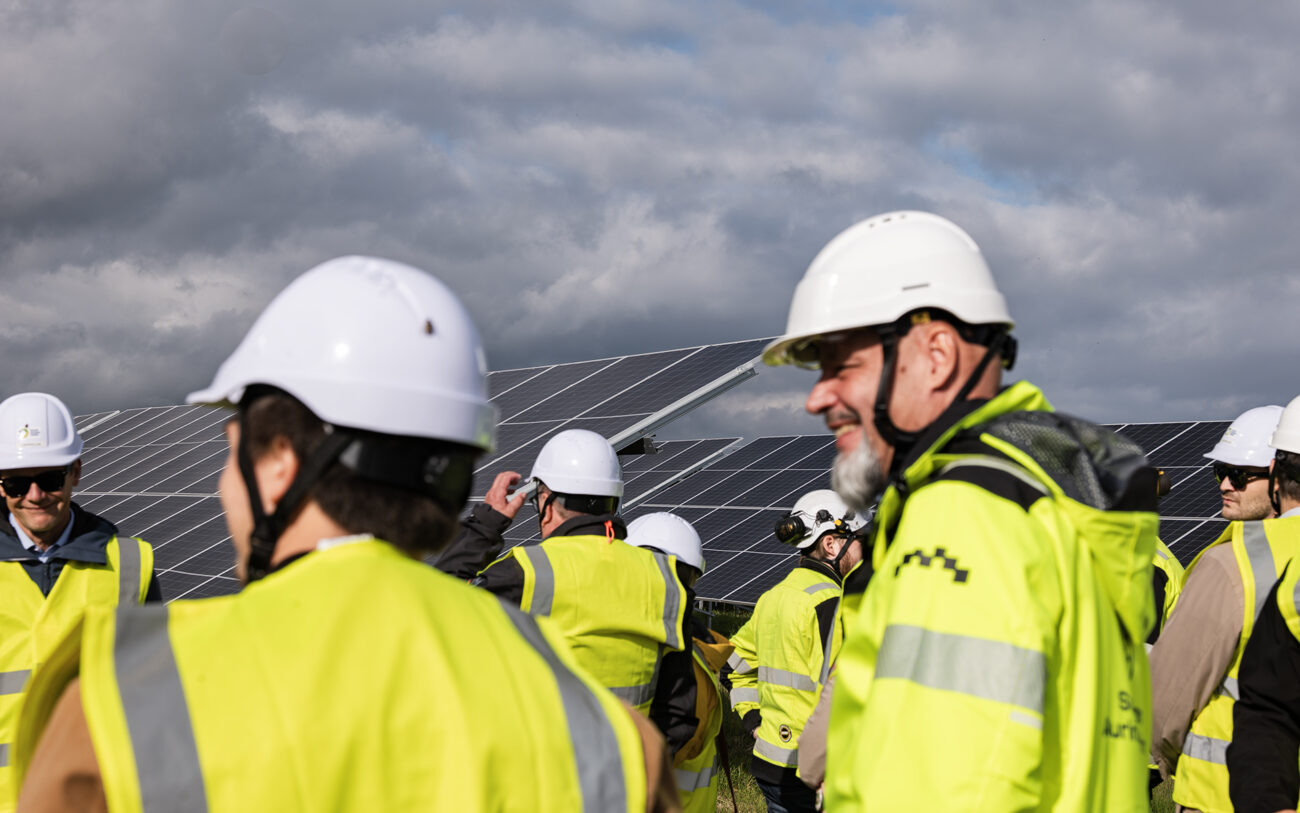 Limingan Ruotsinojan aurinkopuiston avajaisvieraat tutkimassa aurinkopaneeleja.