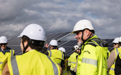 Limingan Ruotsinojan aurinkopuiston avajaisvieraat tutkimassa aurinkopaneeleja.