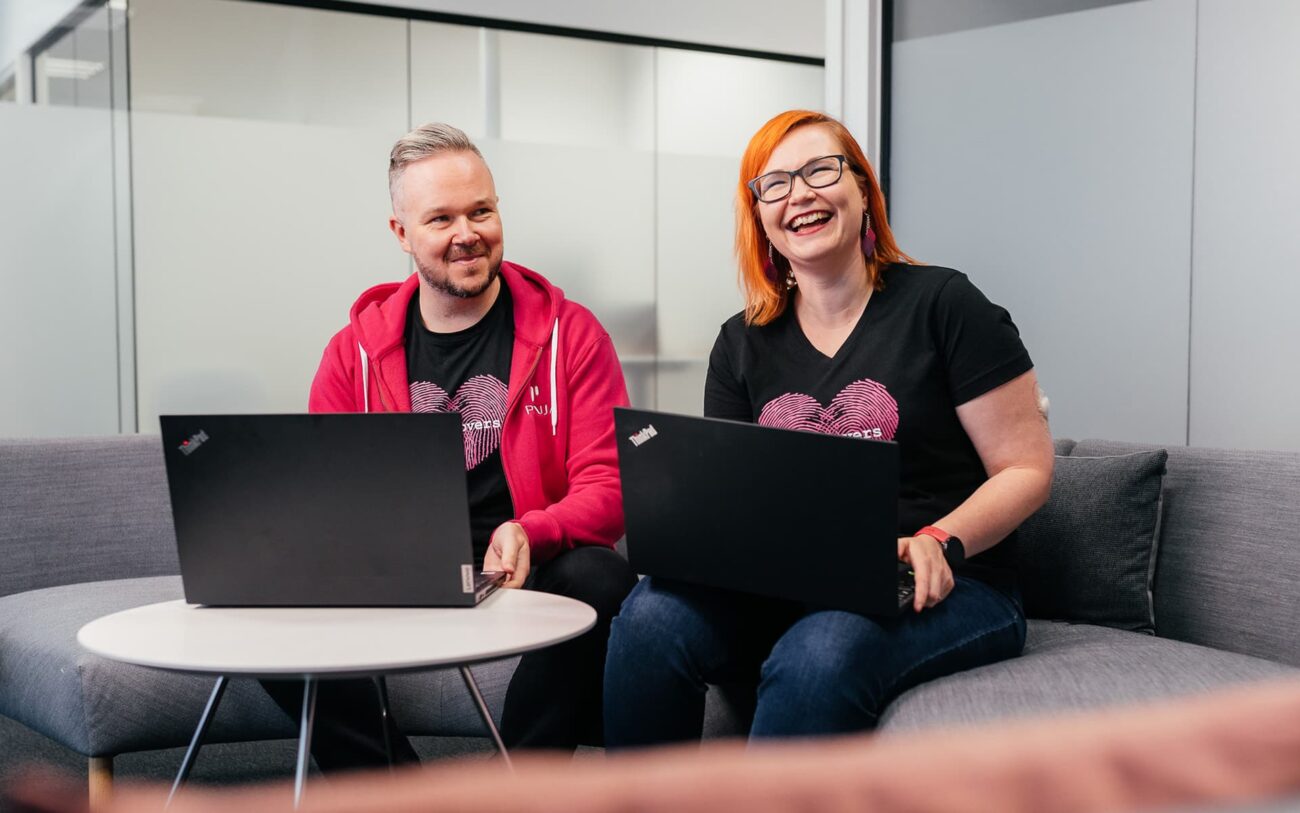 Ohjelmistoyritys Pinja Groupin työntekijät toimistollaan haastattelussa hiilineutraalin kaukolämmön hankinnasta.